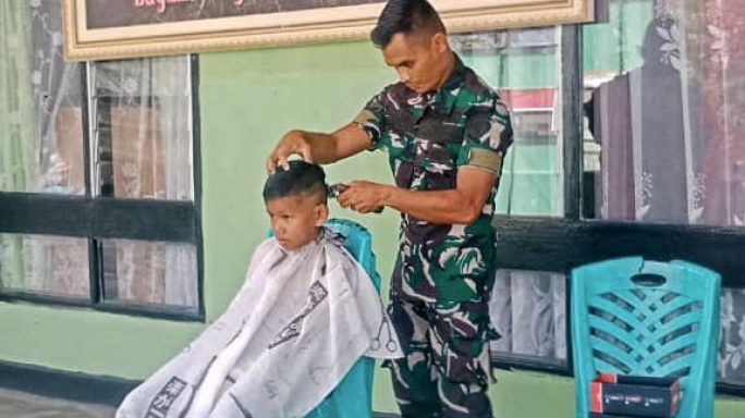 Inspiratif ! Babinsa Tangse Berikan Layanan Cukur Gratis Kepada Anak Warga Kurang Mampu