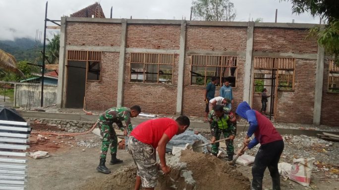 Babinsa Koramil 04/ Babusslam Kerja Bhakti Bangun Pondok Pesantren.