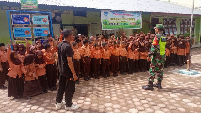 Serda Sugianto, Babinsa Koramil 23/Lgst Kodim 0104/Atim Memberikan Sosialisasi Wawasan Kebangsaan kepada Siswa-Siswi SD Negeri Alue Pinang