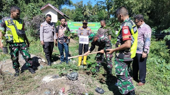 Danramil 05/Indra Jaya Bersama Muspika Juga Siswa SMPN 2 Indra Jaya Mitigasi Lakukan Tanam Pohon