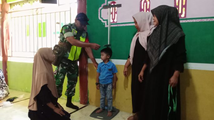 Babinsa Koramil 09/Mutiara Dampingi Kegiatan Posyandu di Desa Baro Yaman, Kecamatan Mutiara.