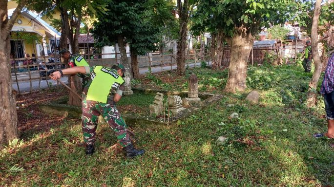 Babinsa Koramil 04/Pidie Gelar Karya Bakti di Makam Syaikh Abdurrahim Al Madani.