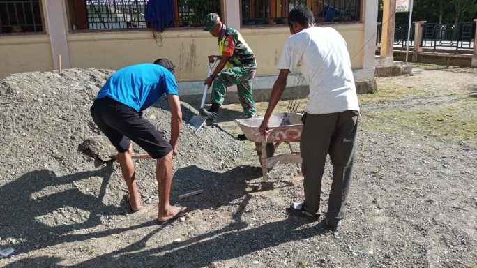 Babinsa Posramil 06 bubon Membantu Masyarakat Mengangkat Pasir Untuk Pembuatan Rumah Warga