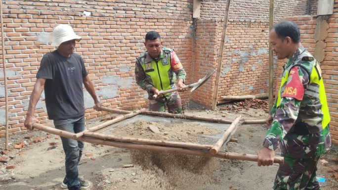Pererat Silaturahmi Babinsa, Gotong Royong Bantu Bangun Rumah Warga