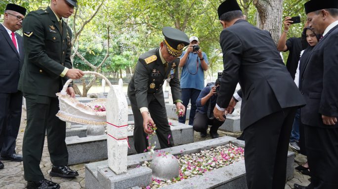 Hari Pahlawan 2024: Kasdam IM Pimpin Upacara Ziarah dan Tabur Bunga di Taman Makam Pahlawan