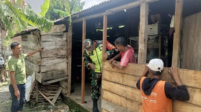 Babinsa dan Warga Gotong Royong Rehab Rumah Tidak Layak Huni (RTLH) di Pulo Ie. 