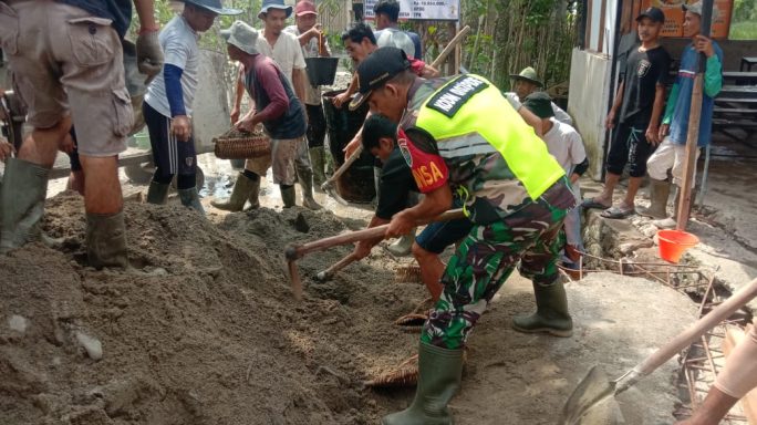Babinsa dan Warga Desa Pulo Mesjid Bersinergi Wujudkan Jalan Desa yang Layak