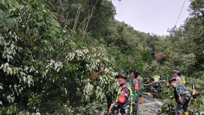 Curah Hujan Tinggi Di Gunung Jalan Longsor Dan Jembatan Ambrol, Di Terjang Air