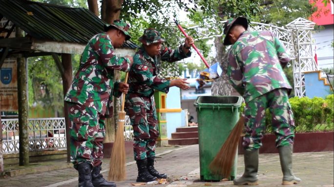 Peringati Hari Pahlawan, Kodim 0104/Aceh Timur Laksanakan Karya Bhakti di Taman Bambu Runcing Langsa
