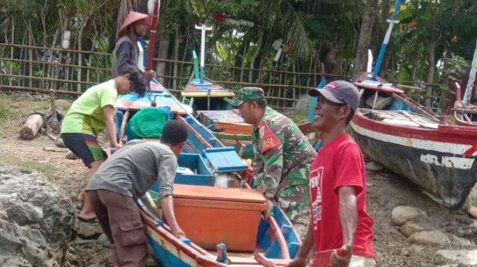 Babinsa 05/Samadua Ringankan Beban Nelayan, Wujud Nyata Pengabdian Kepada Masyarakat