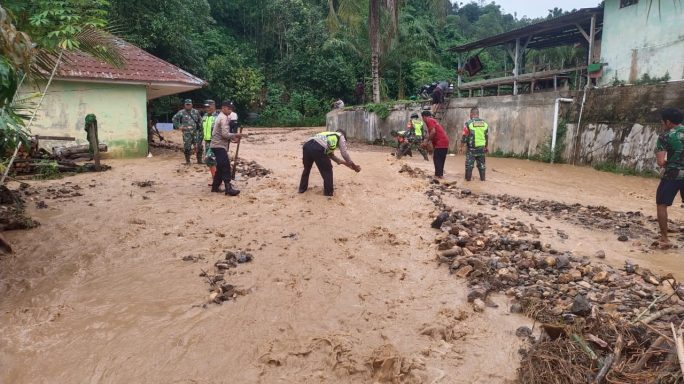 Hujan Deras Menguyur Deras Sungai Lawe Sarap Meluap Ke Jalan Bawa Kerikil Dan Lumpur