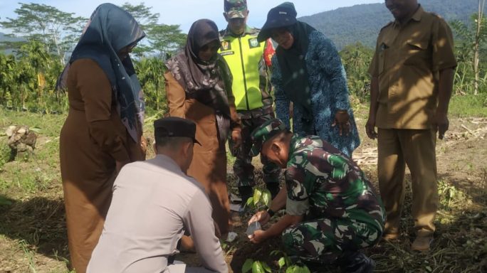 Edukasi Lingkungan Sejak Dini: Koramil Geumpang Libatkan Pelajar Dalam Aksi Tanam Pohon di Mane