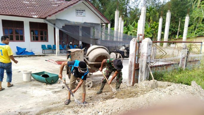 Babinsa Koramil 01/TT bersama Masyarakat Gotong Royong Pengecoran di Halaman Posyandu Desa Air Pinang.