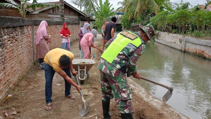 Babinsa Koramil 0108-02/Bambel melaksanakan Giat Kerja Bhakti Bersihkan Aliran Sungai