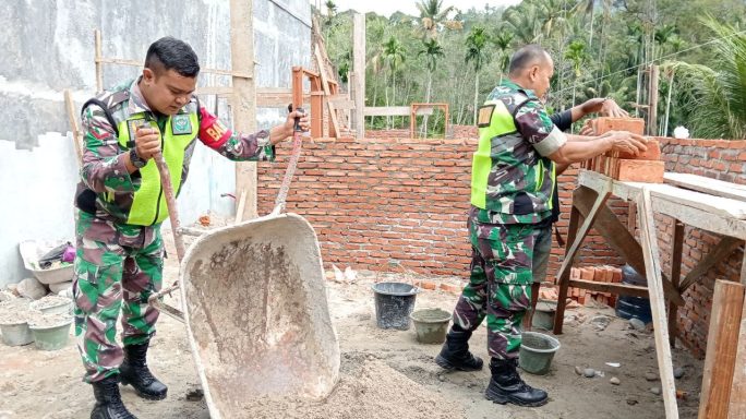 Ringankan Beban Warga Desa Binaan Babinsa Turut Bantu Bangun Rumah