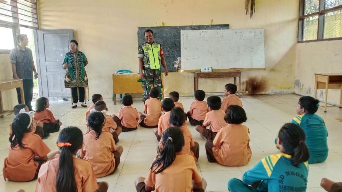 Bentuk Generasi Penerus Yang Handal Babinsa Laksanakan Wasbang Ke Siswa