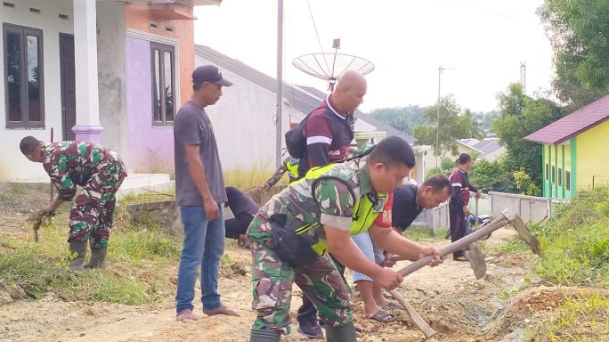 Wujudkan Lingkungan Bersih, Babinsa Bersama Warga Lakukan Gotong Royong