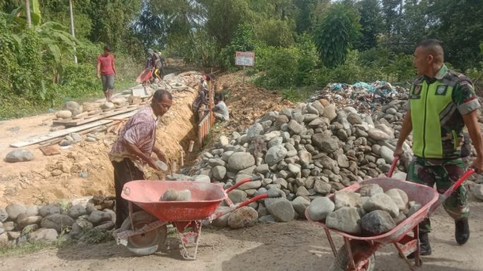 Babinsa Koramil 07/Sp. Tiga Kodim 0102/Pidie Laksanakan Gotong Royong Pembuatan Tanggul Jalan di Desa Seuke.