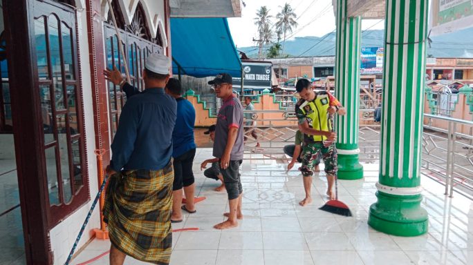Babinsa Tangse Perkuat Kebersamaan dengan Warga Melalui Aksi Bersih-Bersih Meunasah