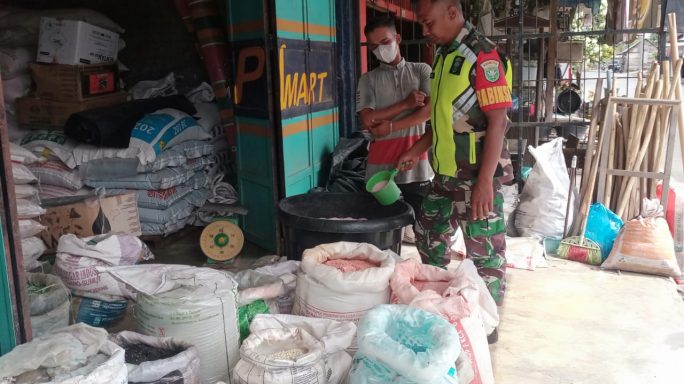 BABINSA KEUMALA MELAKSANAKAN PENGECEKAN KETERSEDIAAN PUPUK DAN OBAT PERTANIAN DI KIOS PENGECER 