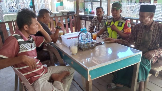 Babinsa Laksanakan Komsos untuk Tingkatkan Keterlibatan Masyarakat di Wilayah Binaan