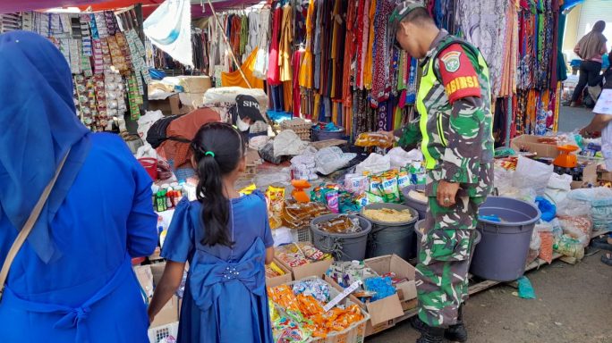 Babinsa Koramil 07/Kejuruan Muda Cek Harga Sembako Di Pekan Mingguan