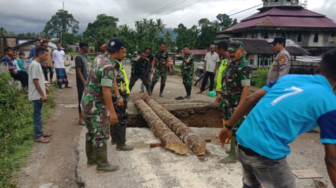 Atasi Dampak Banjir, Koramil 17/Geumpang Dan Warga Gotong royong Bangun Jembatan Darurat 
