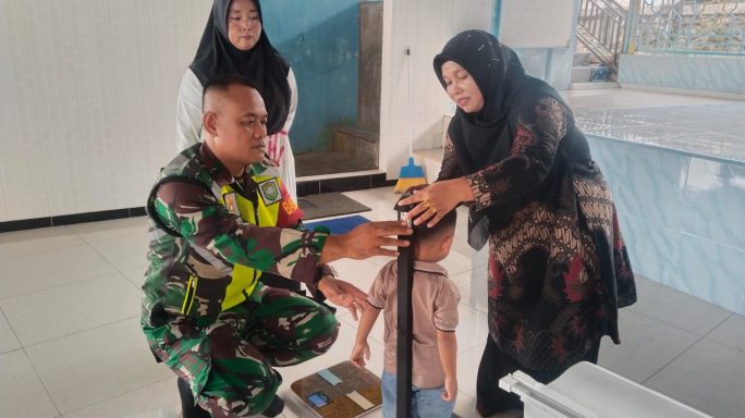 Dampingi Posyandu, Wujud Kepedulian Babinsa Terhadap Kesehatan Balita di Wilayah