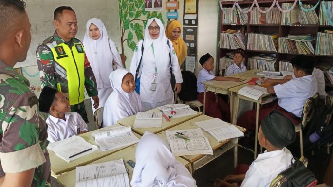 Gaungkan Pentingnya Kesehatan Anak Sejak Dini, Babinsa dan Puskesmas Tiro Sosialisasi Imunisasi BIAS di SDN Lhok Igeuh. 