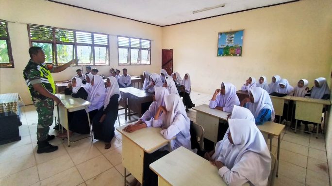 Sertu Setyono Bangkitkan Semangat Nasionalisme di MTsN Lhoong 