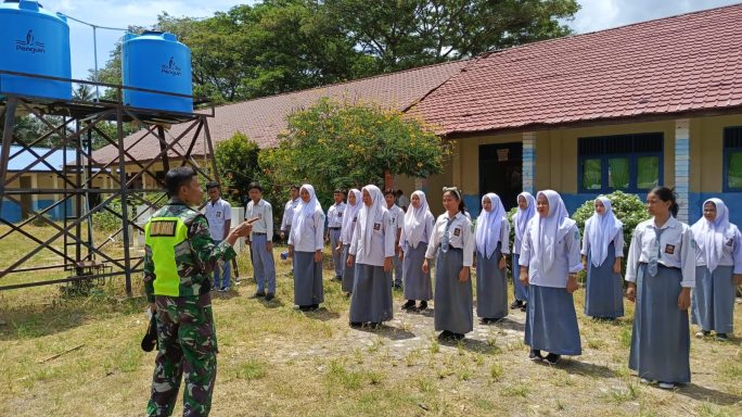 Bentuk Kedisiplinan Para Siswa/i SMA Babinsa Latih Peraturan Baris Berbaris