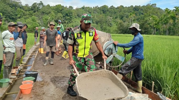 Babinsa Koramil Tangse Bersama Warga Gotong Royong Bangun Jalan Rabat Beton