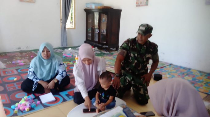 Anggota Koramil 03/Delima Dampingi Pelaksanaan Imunisasi Anak di Desa Bungo Reubee