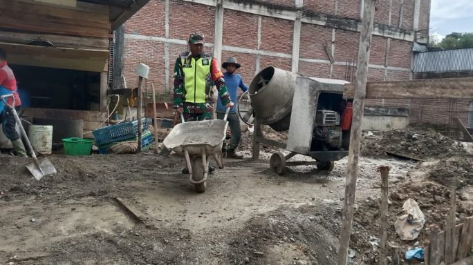 Babinsa Koramil Tangse Berperan Aktif Bantu Pengecoran Tiang Rumah Warga di Pidie