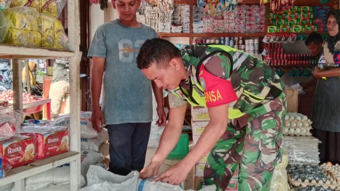 Terjun Langsung Ke Pasar Tradisional, Babinsa Kota Kuala Simpang Cek Harga Sembako