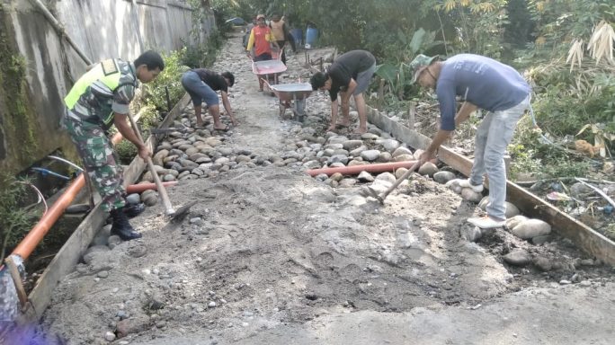 Babinsa Serda Alisahri Koramil 0108-01/Lawe Sigala Jalin Silaturahmi Yang Baik Bantu warga Buat Jalan Desa