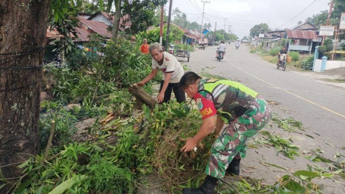 Babinsa Koramil 0108-01/Lawe Sigala Bersama Warga Pangkas Pohon di Pinggir Jalan