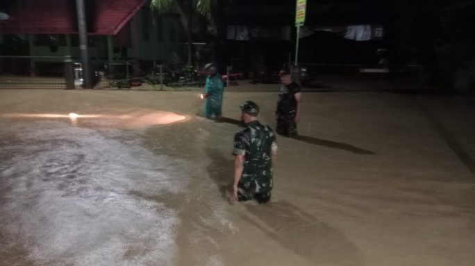 Babinsa Koramil 28 Meurah Dua Pantau Kondisi Banjir di Desa Meunasah Raya, Pidie Jaya