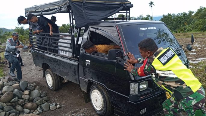 Aksi Heroik Babinsa Koramil 15/Tiro: Bantu Distribusi Logistik Pilkada di Medan Jalan Licin