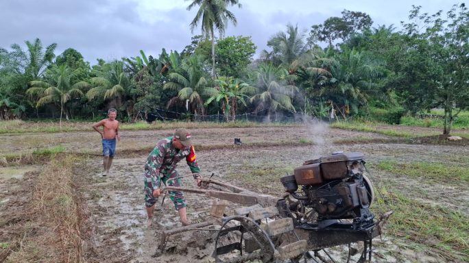 Wujud Kepedulian, Serda Zulham Babinsa Koramil 06/Mpy Bantu Warga Bajak Sawah