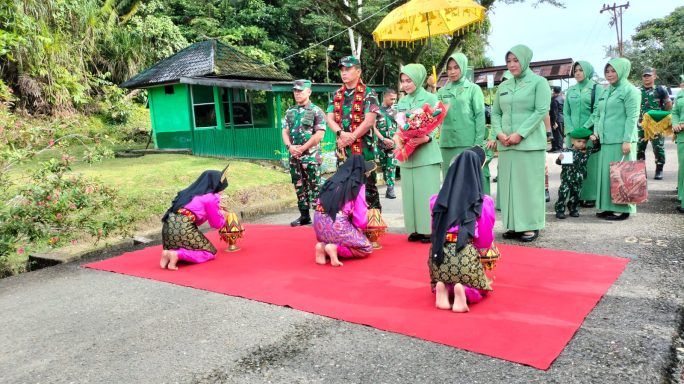 Kunker Ke Kodim 0115/Simeulue, Danrem 012/TU Berikan Pengarahan Kepada Prajurit Dan Persit