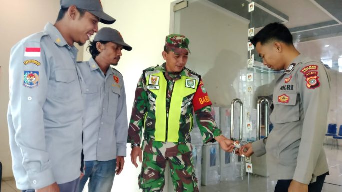 Anggota Jajaran Kodim 0117/Aceh Tamiang Bantu Amankan Tempat Penyimpanan Logistik Pilkada