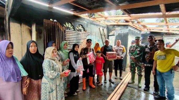 Danramil 19/Idm dan Muspika Indra Makmu Serahkan Bantuan Kepada Korban Kebakaran