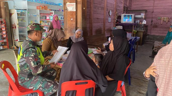 Babinsa Koramil 24/Dri Lakukan Pendampingan Kader Posyandu dalam Pendataan Program KB Nasional di Desa Mending Ara