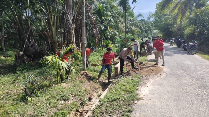 Serka Ria Setiawan dan Bhabinkamtibmas Ajak Warga Gotong Royong Bersihkan Parit dan Sampah