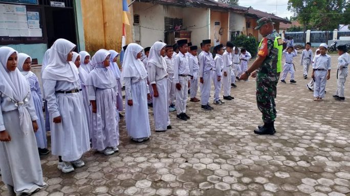 Komsos di Sekolah, Babinsa Koramil 07/Semadam Latih Siswa PBB