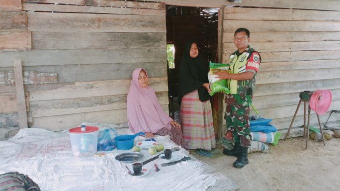 Babinsa Salurkan Bansos Kepada Warga Kurang Mampu Di Desa Binaan