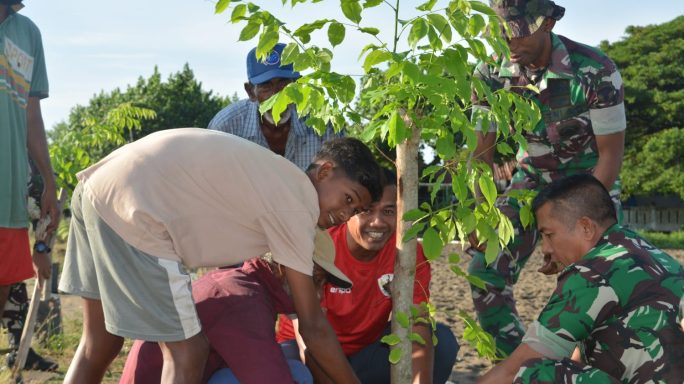 TNI Bersama Masyarakat Tanam Pohon Hasan Di Pinggir Pantai Jagu Lhokseumawe.
