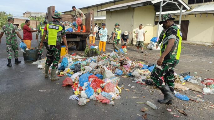 TNI Bersama Unsur Muspika Dan Masyarakat Gotong Royong Di Pasar Baru Syamtalira Aron.