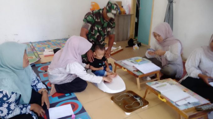 Anggota Koramil 03/Delima Dampingi Pelaksanaan Imunisasi Anak di Desa Bungo Reubee